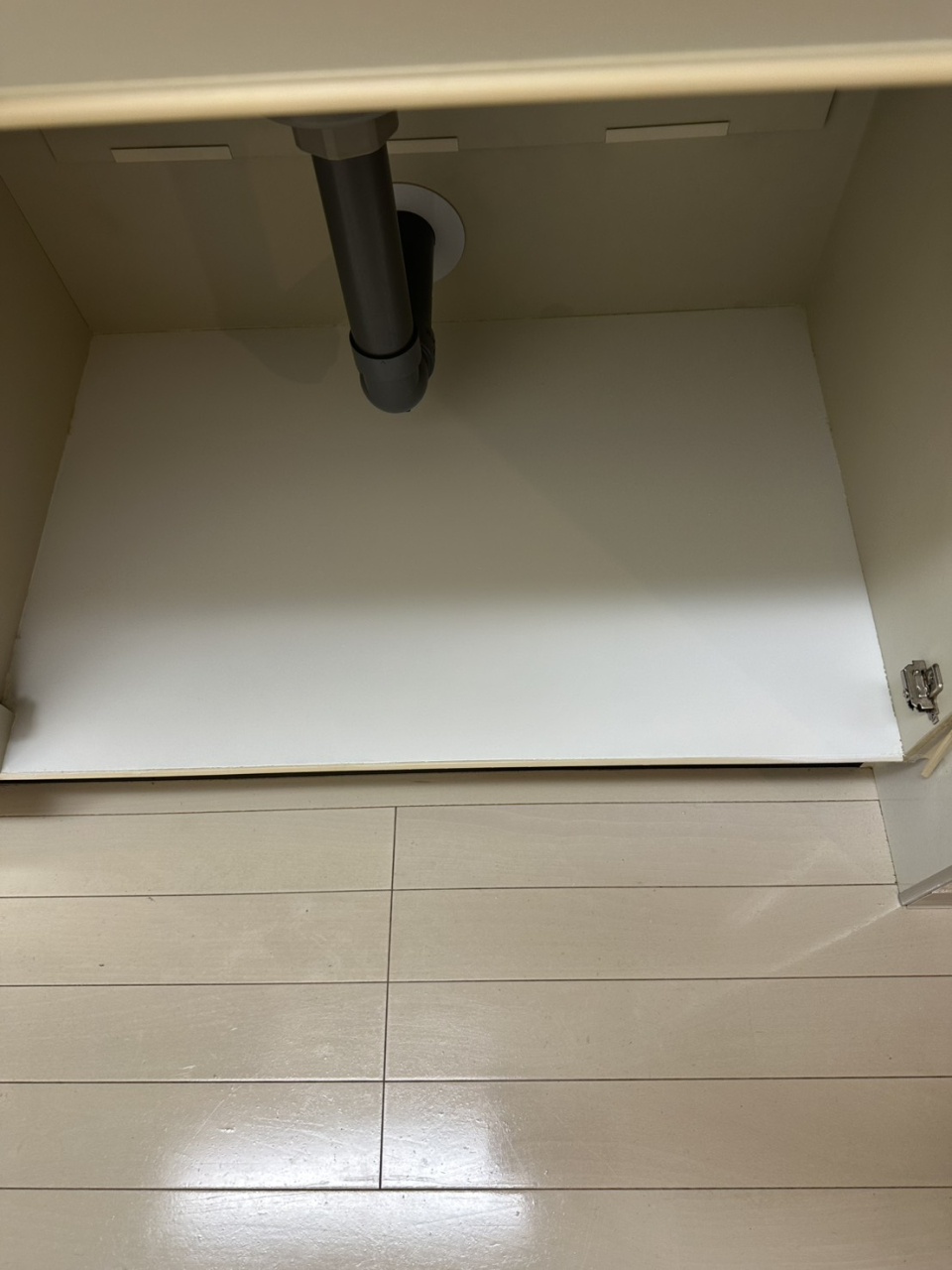 キッチン底板の敷物跡補修・塗装作業