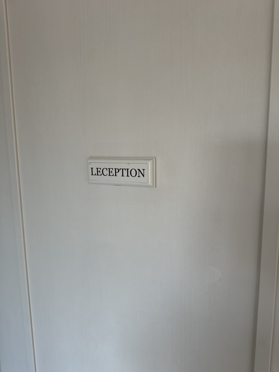 扉プレート撤去跡の補修