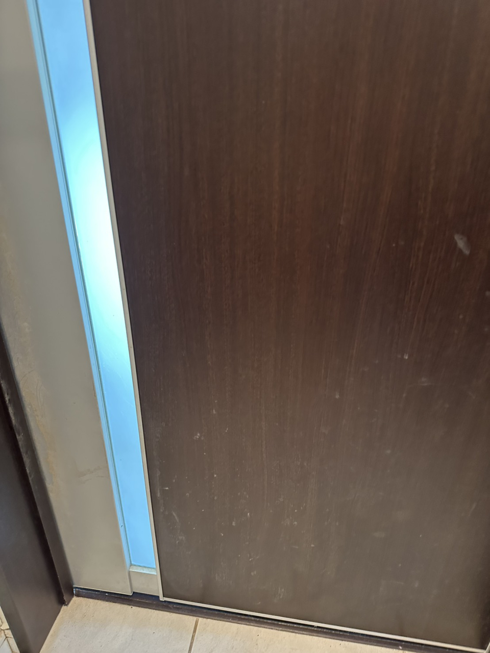 寝室扉線キズ補修