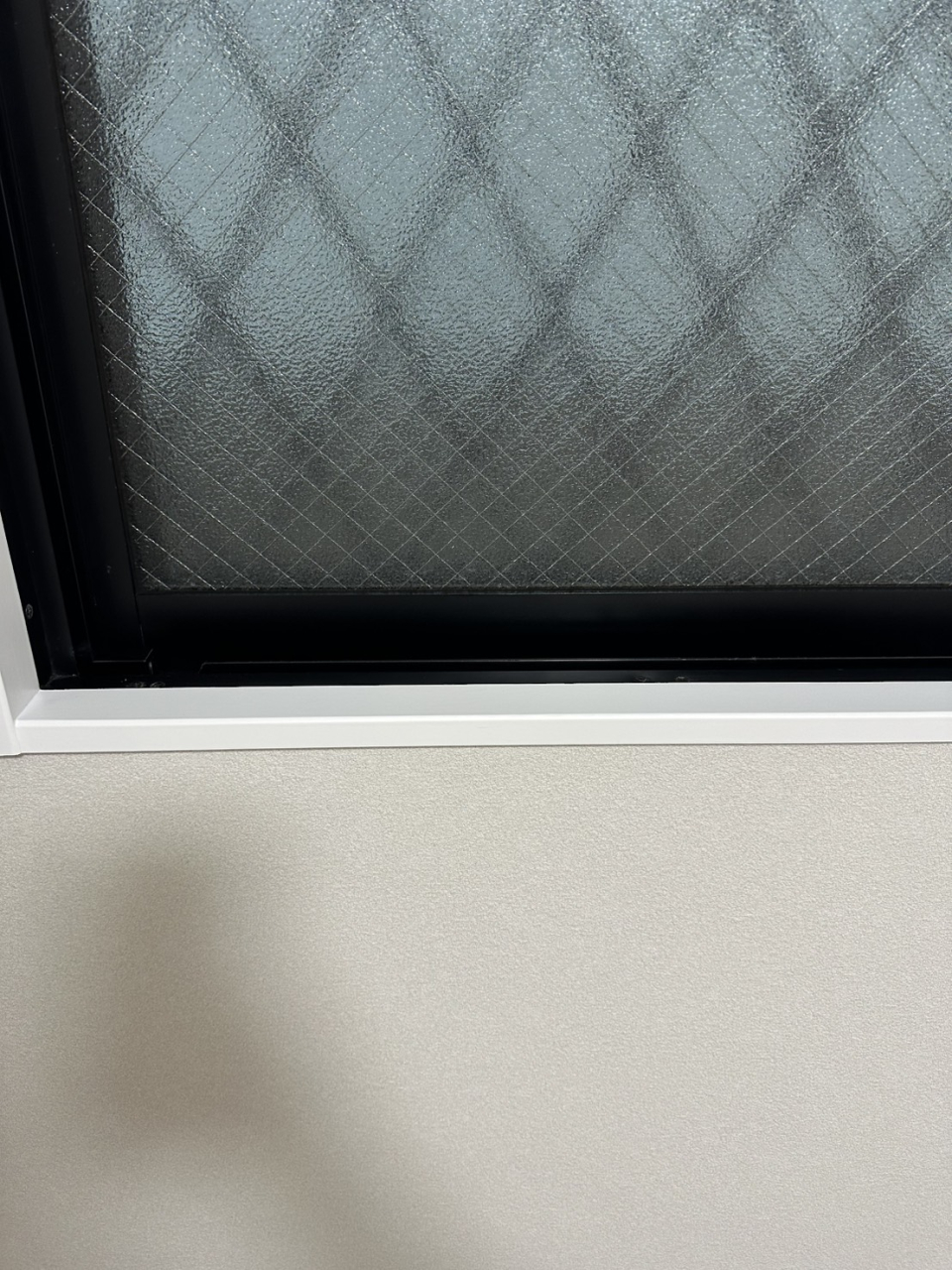 窓ガラスサッシ ビス穴補修