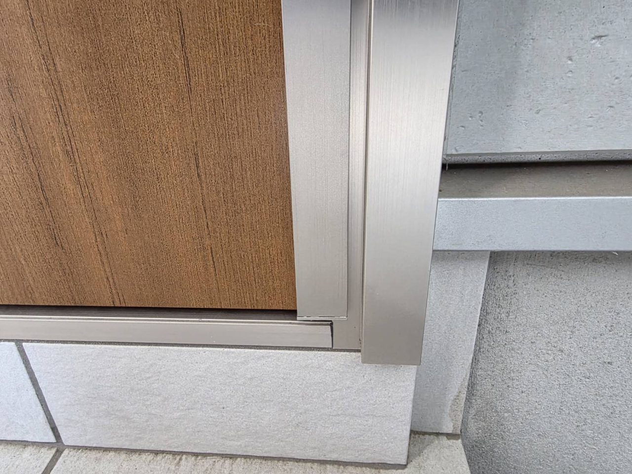 玄関扉アルミ部分の凹み補修