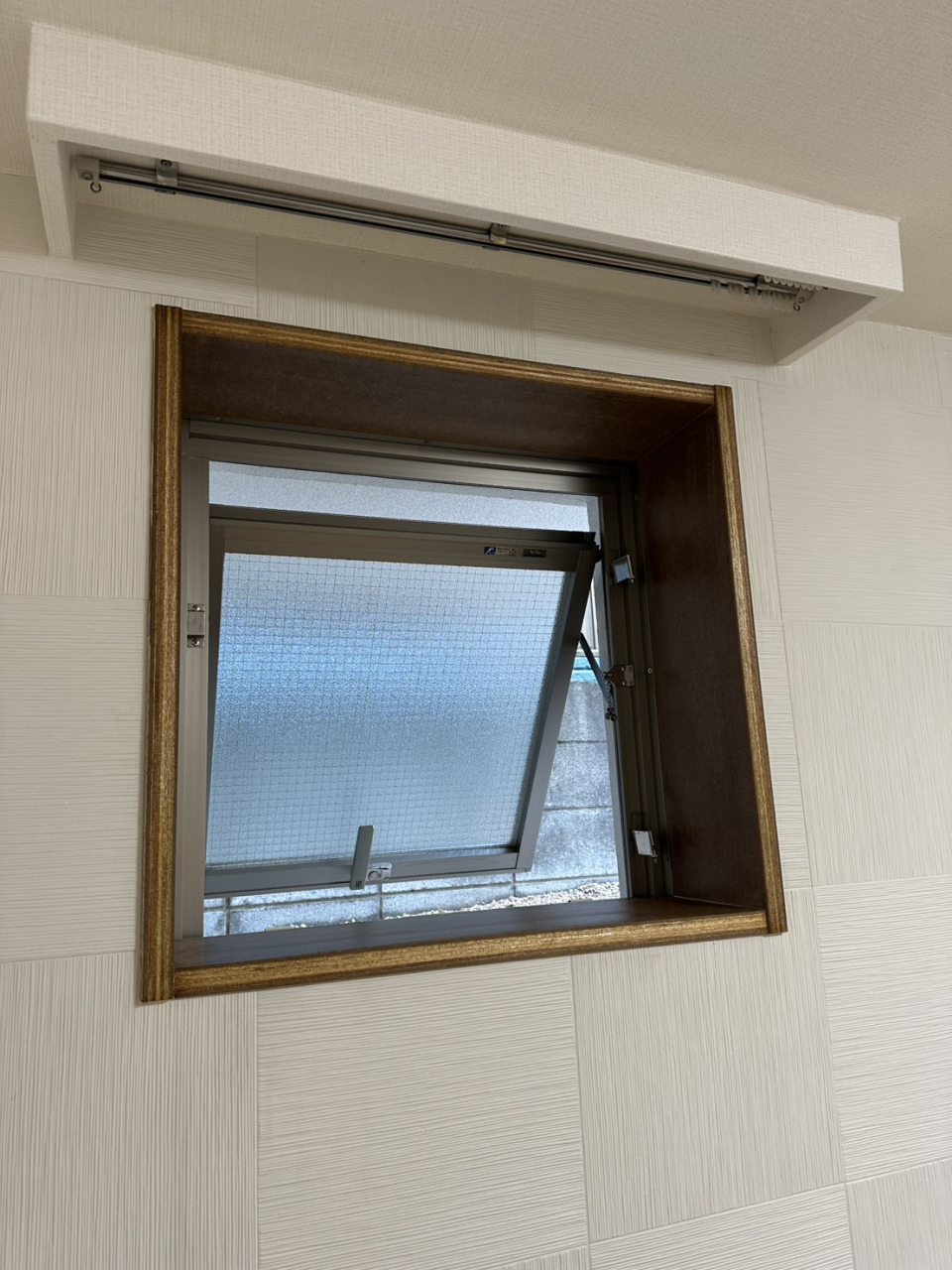 窓枠ダイノックシート張り替え