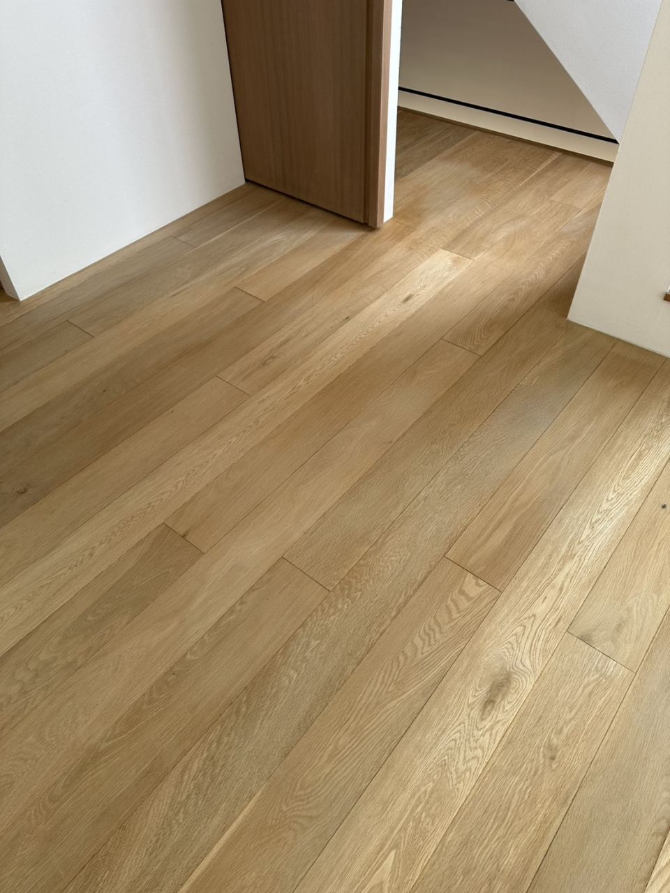 ベッドルームのフローリングシミ補修