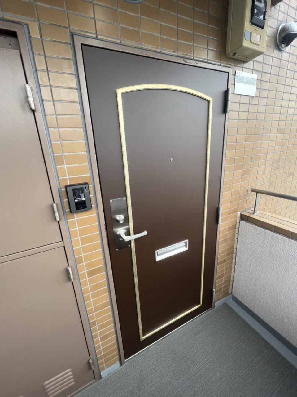 玄関扉ダイノックシート張り替え